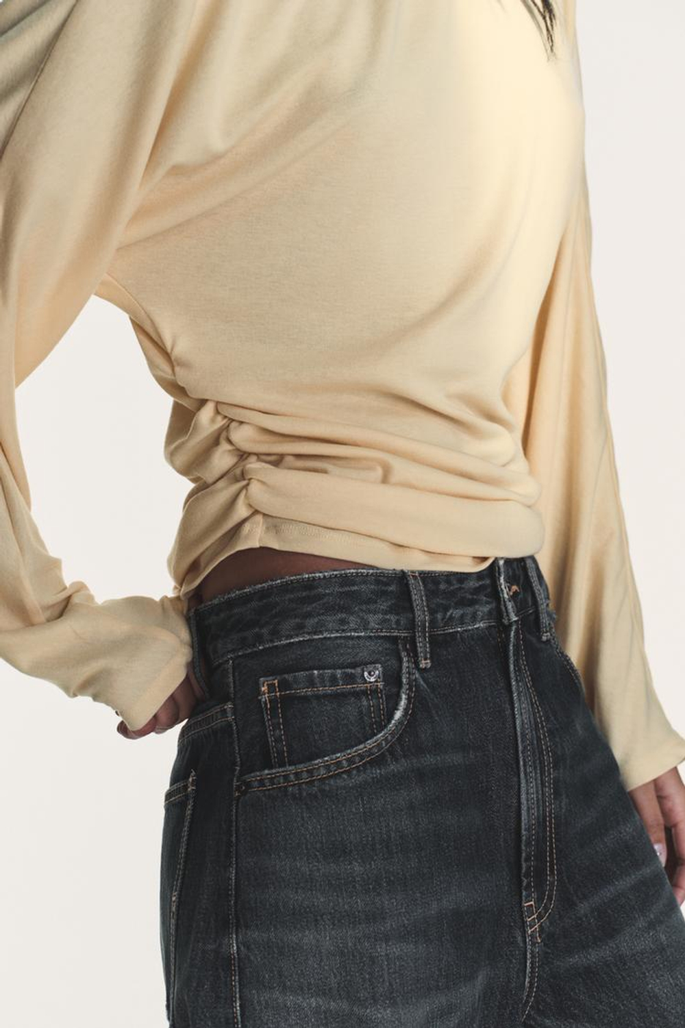 ZARA ФУТБОЛКА С ДРАПИРОВКОЙ, ЦВЕТ СЛИВОЧНОГО МАСЛА