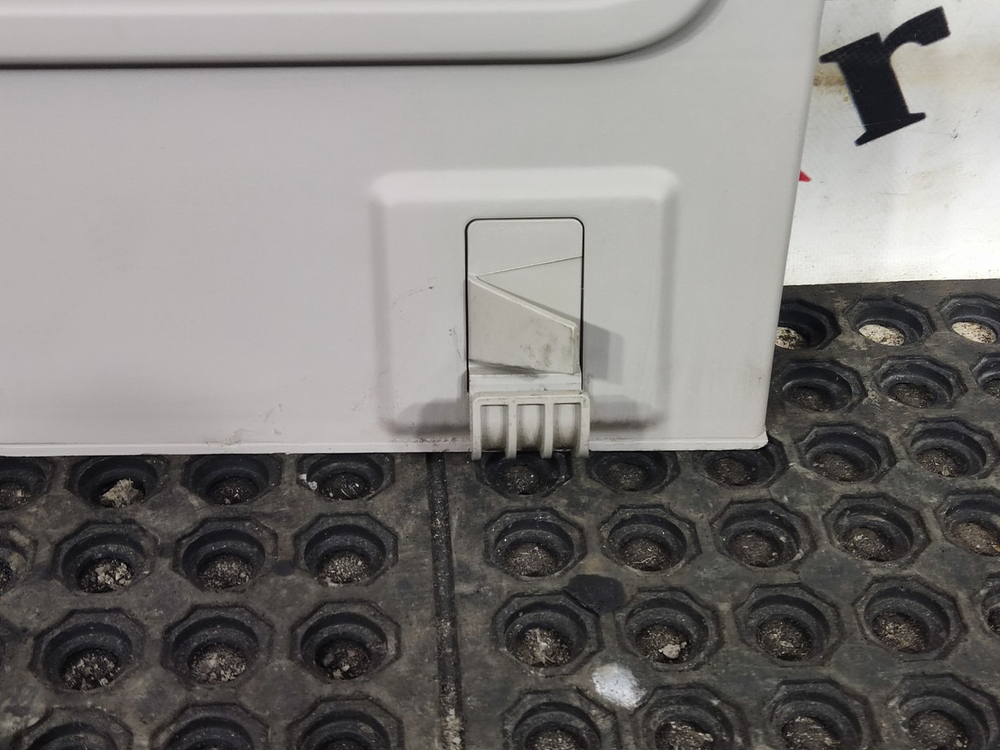 Крышка левая верхнего вещевого отделения