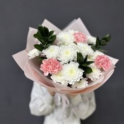 Букет из диантусов, хризантем и рускуса