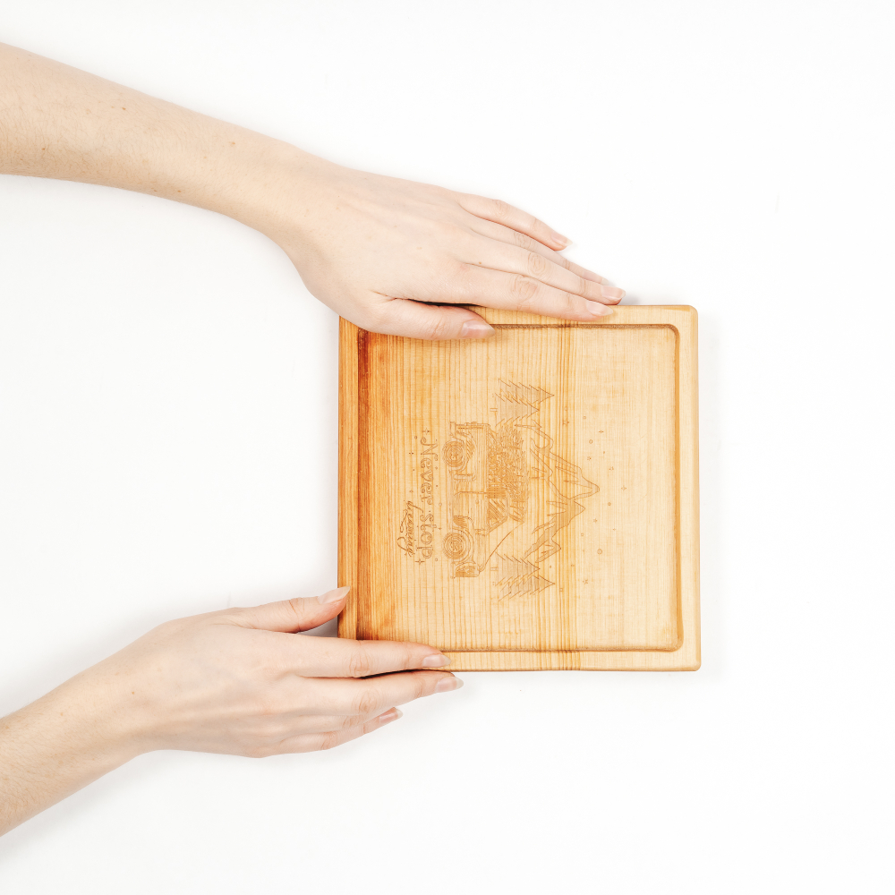 Деревянная менажница из кедра для подачи блюд и закусок с гравировкой "Never stop dreaming"