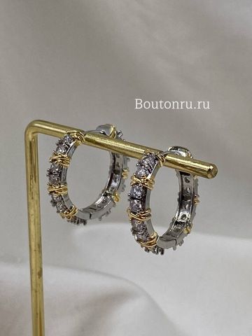 Серьги-кольца серебристые с золотыми декоративными элементами и камнями