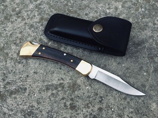 Складной нож BUCK 0110BRS Folding Hunter c клинком из стали 420HC, рукоять дерево (Эбен) / латунь