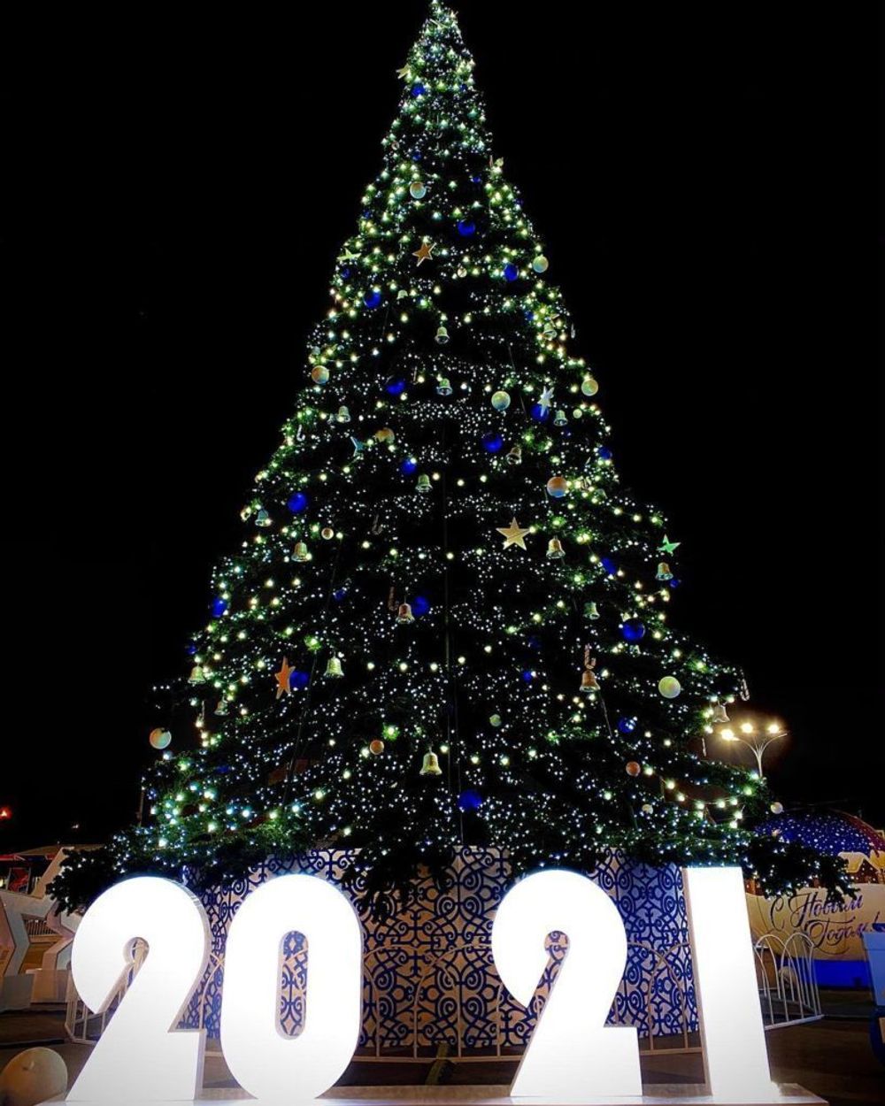 Светодинамическая елка ствольная - встроенная гирлянда: Холодный свет - "Таежная" от 11 до 21 м