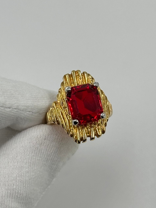 Кольцо с красным кристаллом