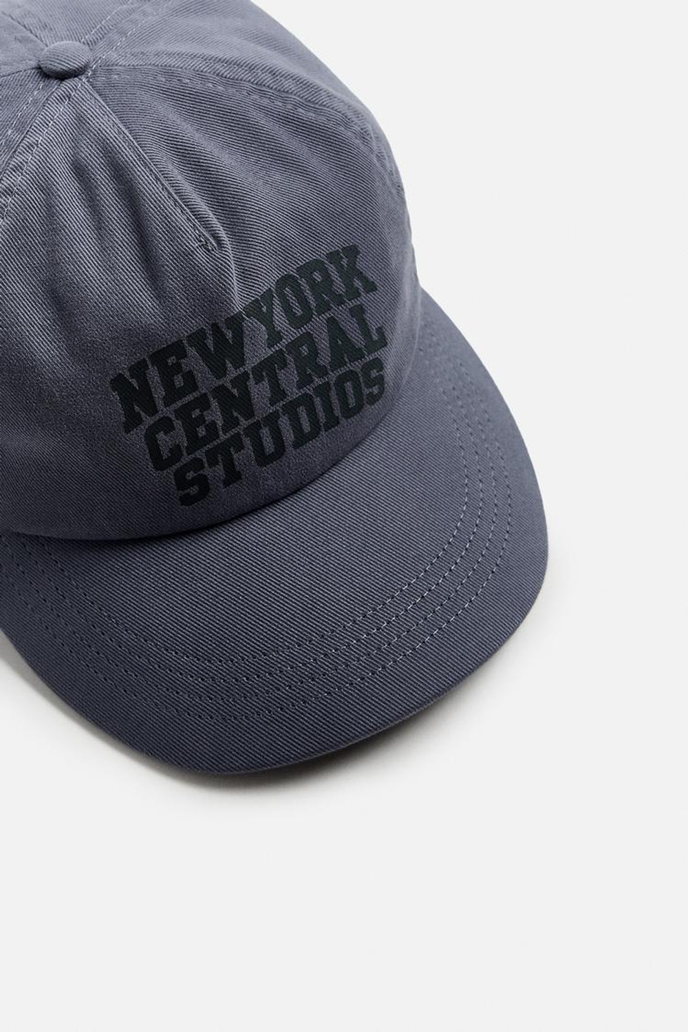 ZARA КЕПКА С ПРИНТОМ С ПЛОСКИМ КОЗЫРЬКОМ, ТЕМНО-СЕРЫЙ