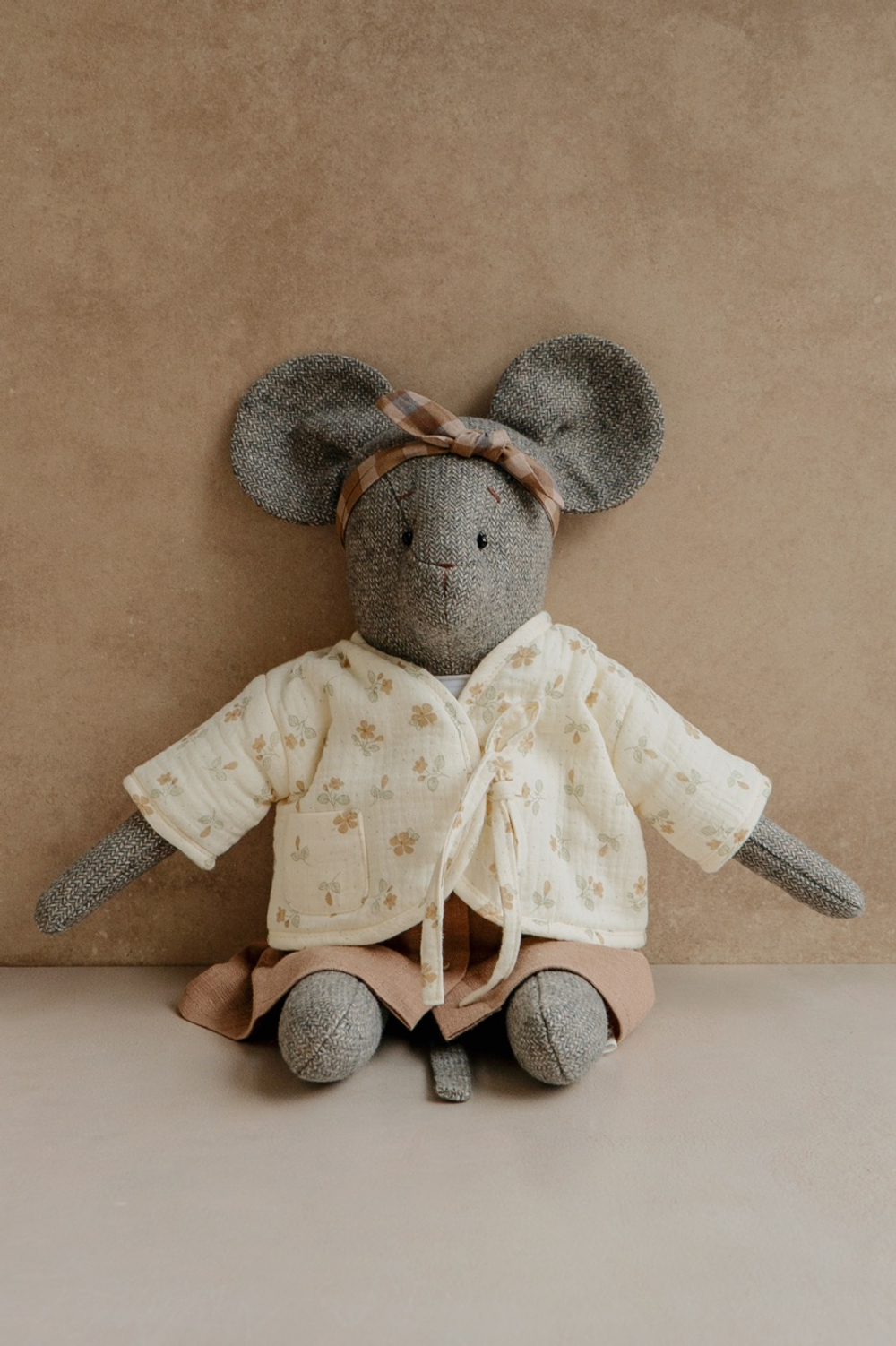 Мышка серо-бежевая в фуфайке и карамельном сарафане