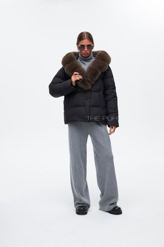 Черный пуховик с капюшоном и воротом из песца