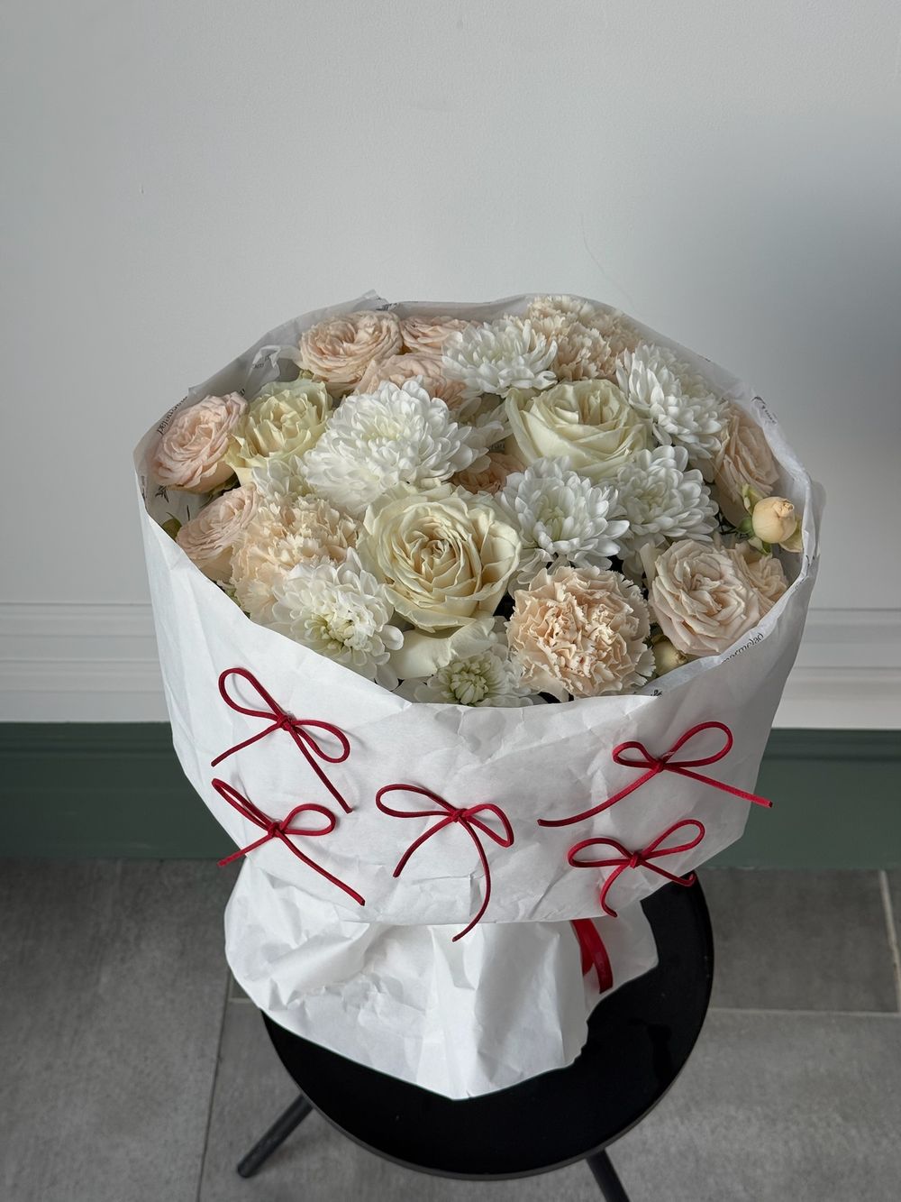 Букет из кустовых пионовидных роз, хризантемы, диантусов и одноголовых роз