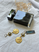 Серьги с монетой, фактура матовое золото, с кристаллами и жемчугом, Италия. Замок левербек.