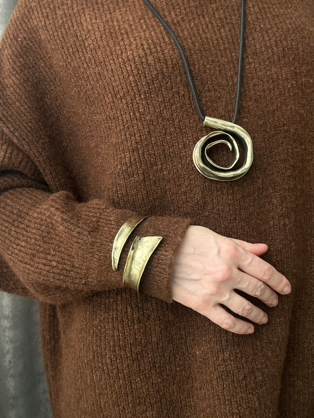 Кулон скрученный лист из бронзы на черном шнурке из металлической сетки