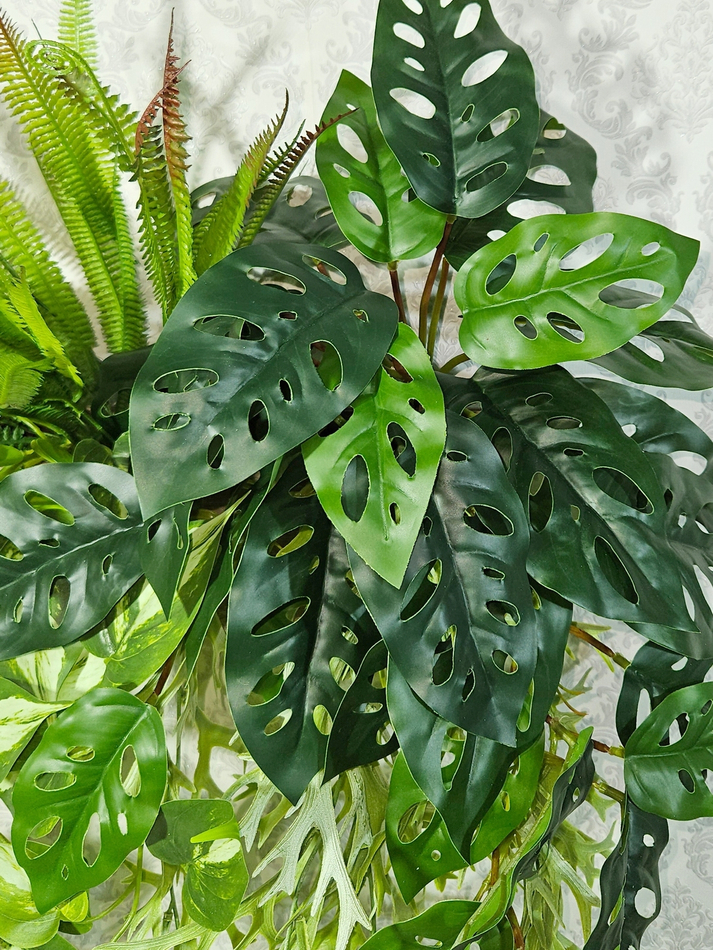 Ампельная зелень в деревянном настенном кашпо