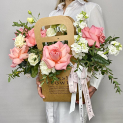 «Цветущий сад» пионовидные розы, ароматная маттиола и нежная эустома в стильной сумке