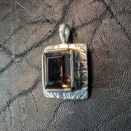 Подвеска прямоугольная с тёмным камнем