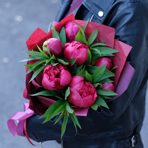 Купить Букет 7 красных пионов "Butterflies"