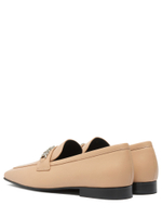 Женские кожаные бежевые лоферы с цепочкой