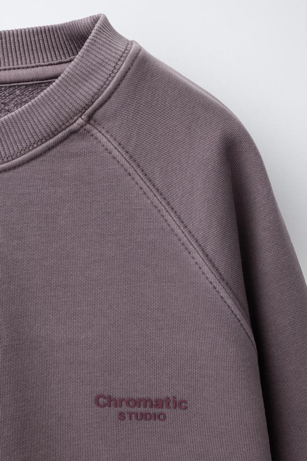 ZARA ТОЛСТОВКА ИЗ ТКАНИ С ЭФФЕКТОМ ПОТЕРТОСТИ С НАДПИСЬЮ, СЛИВОВЫЙ