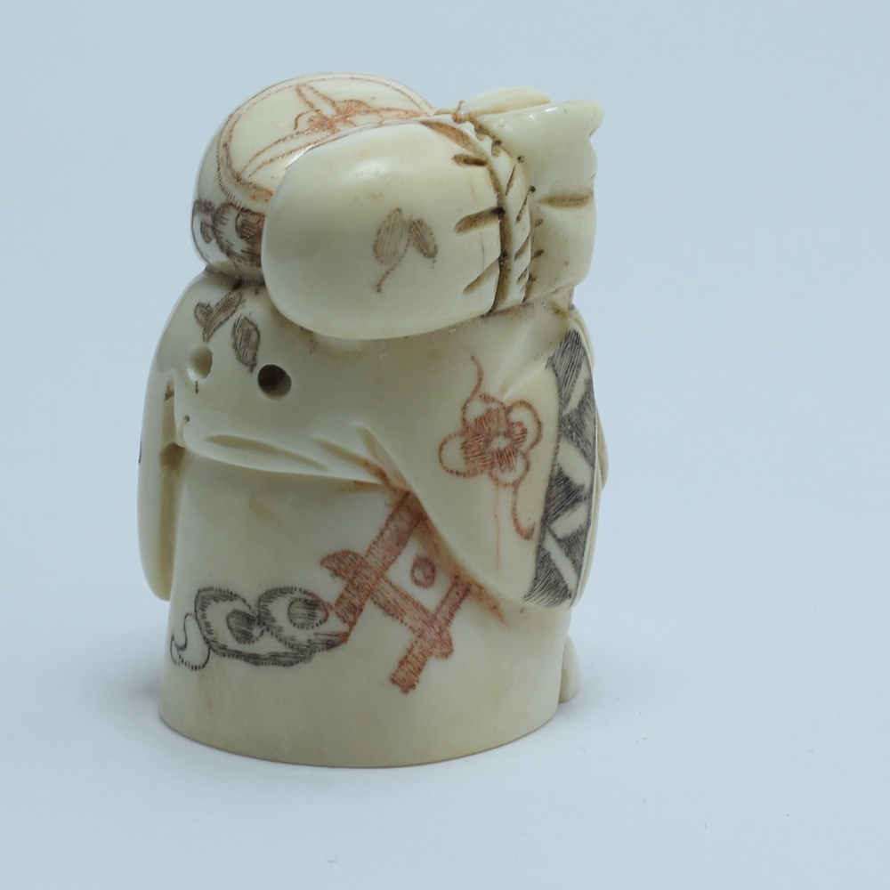 Нэцкэ Фукурокудзю с мешком волшебного риса и веером