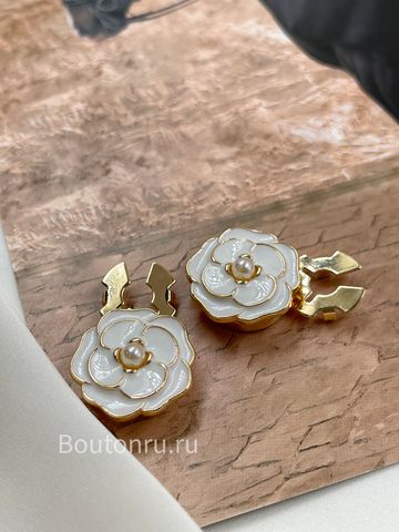 Накладка на пуговицу золотистая с белой эмалью в форме цветка(клипса)