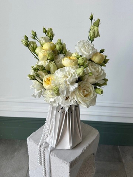 Свадебный букет из роз, белых диантусов и лизиантуса