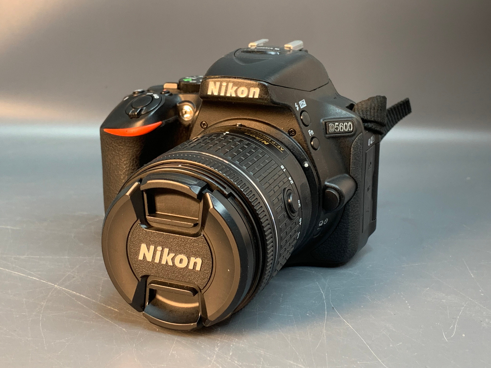 Nikon D5600 kit 18-55mm, 4400 кадров