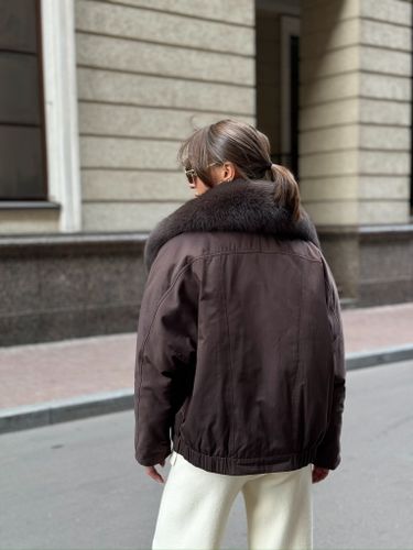 Коричневая укороченная парка с меховым воротником