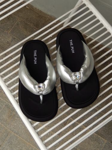 Серебристые кожаные вьетнамки с камнем