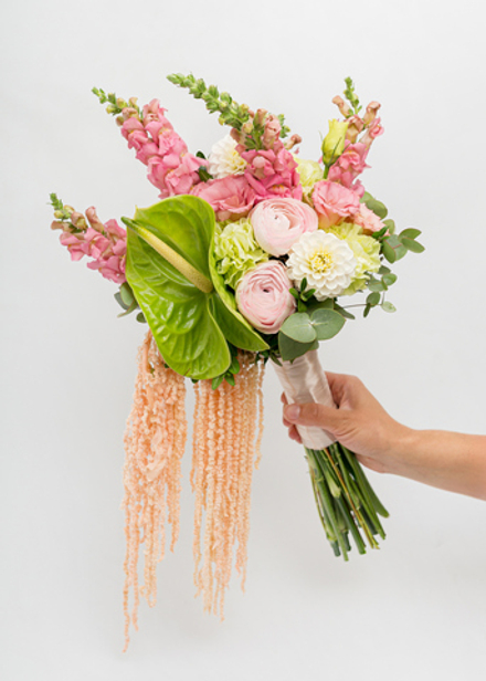 Букет невесты с ранункулюсами в зелёно-розовой гамме