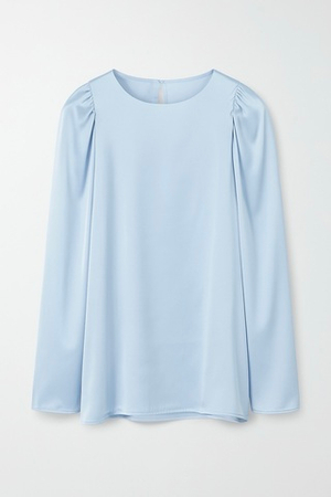 Удлиненная блуза со сборкой на рукаве