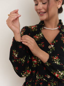 Платье с воротником стойкой