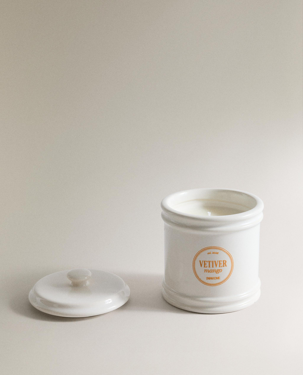 Zara Home Свеча ароматическая Vetiver Mango 300 г, растительный воск, аромат древесный, Коричневый