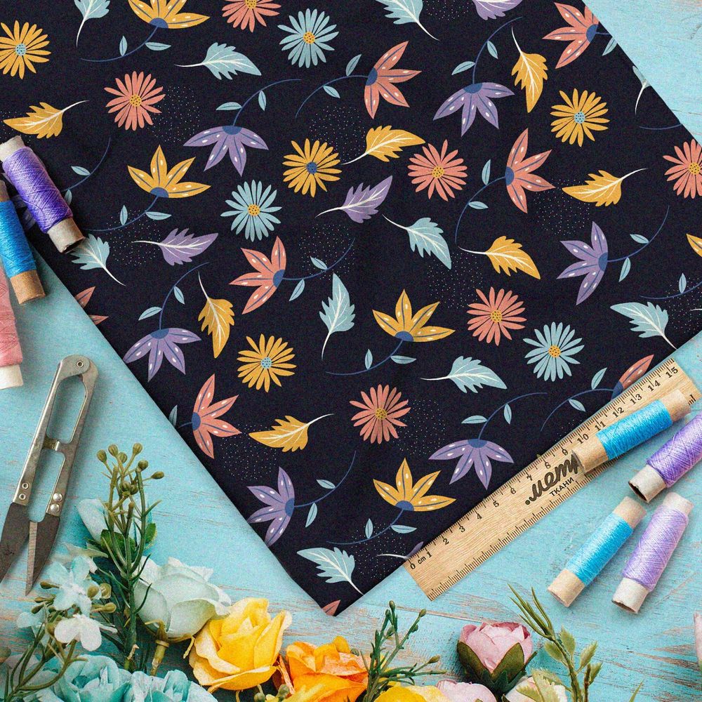 Ткань ниагара цветные листья и ромашки на чёрном фоне