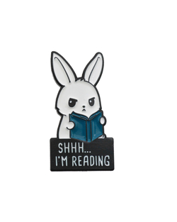 Металлический значок "Кролик читает"