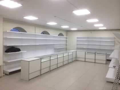 В магазине на улице Поленова устанавливается торговая мебель