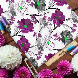 Ткань атлас контрастные цветы на белом фоне с яркими акцентами