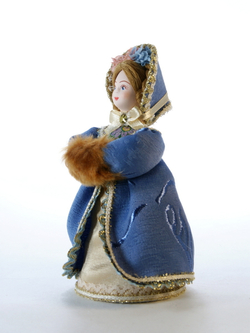 Кукла фарфоровая Барышня в капоре и шубке 19 века