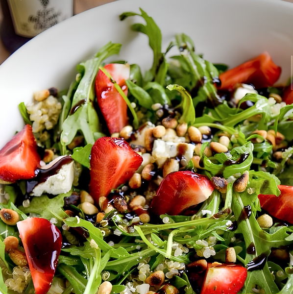 Салат с утиной грудкой и клубникой