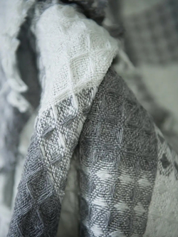 Плед-покрывало клетка из шерсти, Серо-белый