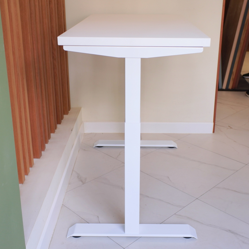 Регулируемый компьютерный стол Motor UP с регулировкой по высоте — столешница МДФ белый