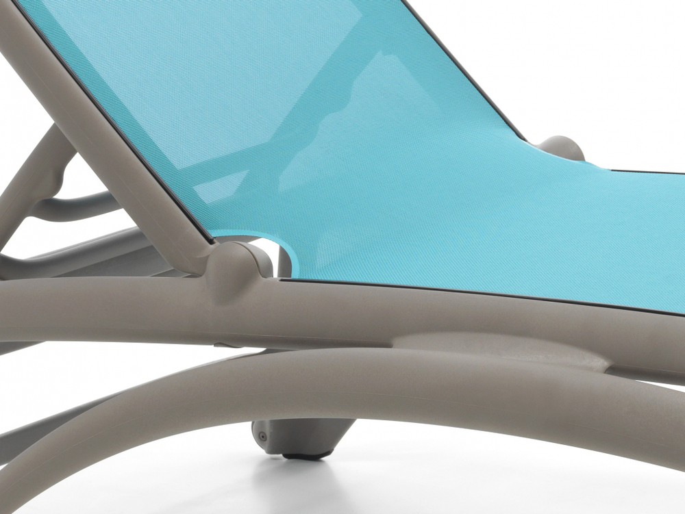 Шезлонг лежак пластиковый Nardi Atlantico, тортора, голубой