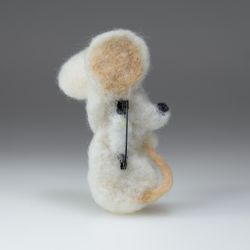 Авторская брошь Спящий мышонок