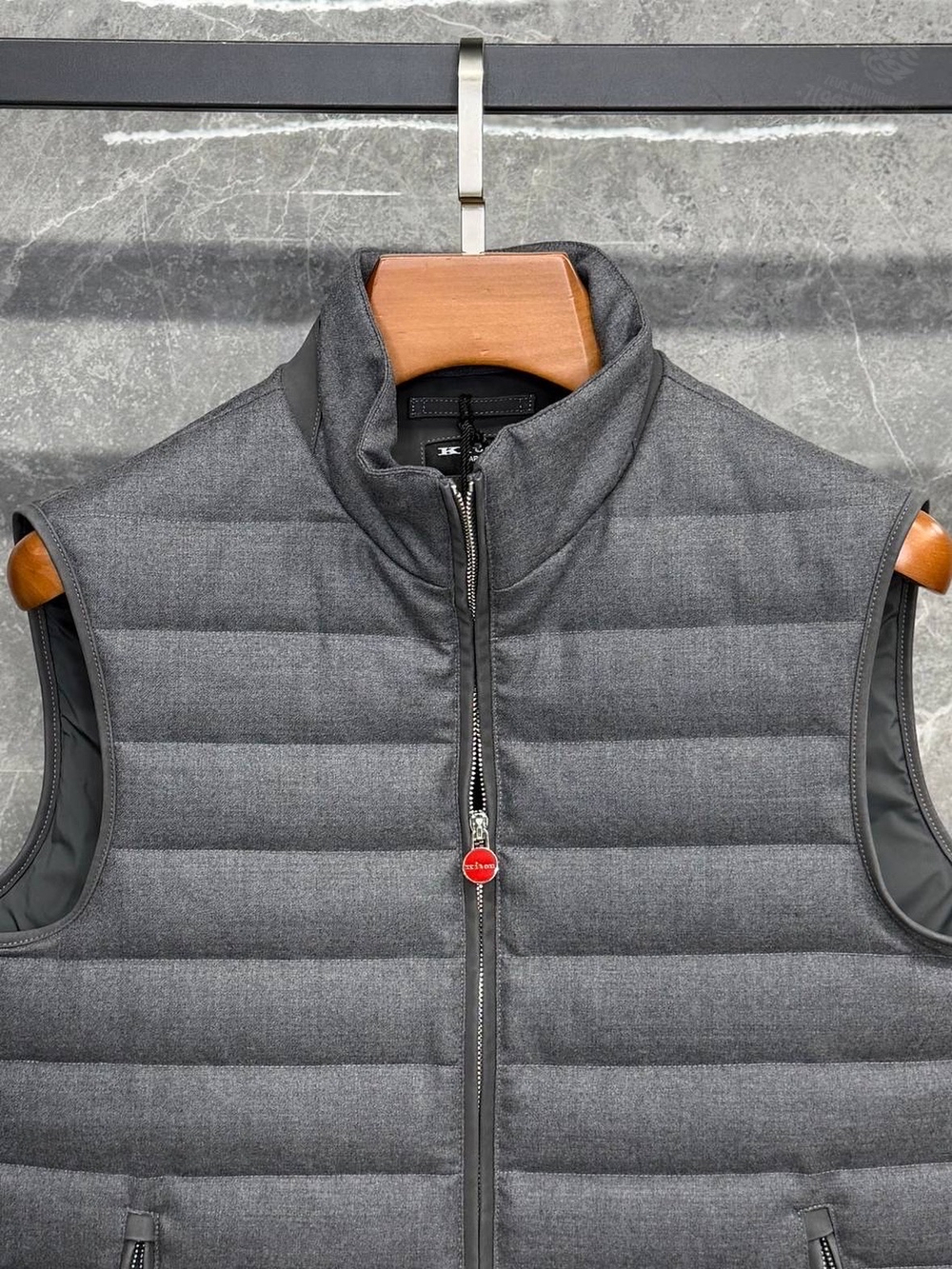 Пуховый жилет Kiton