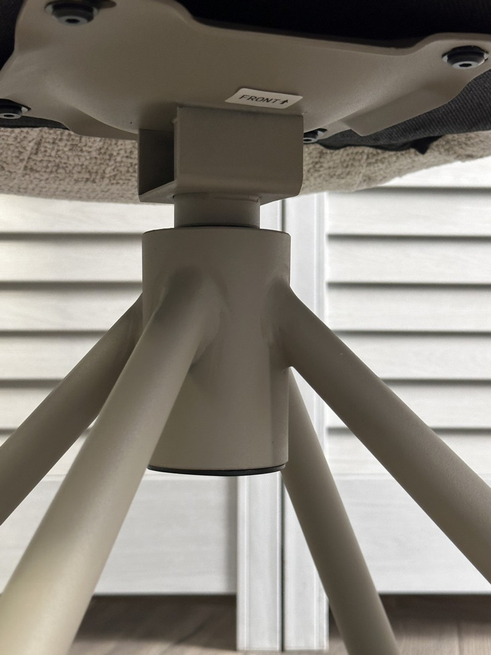 Стул М-City DISAUR Рикард (Rikard) поворотный на 360 градусов, Кремовый Riely-111, Present-120, Шенилл-Велюр, Латте каркас