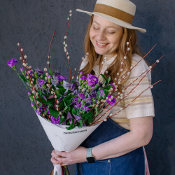 160. Яркий весенний букет с гвоздикой, клематисом и веточками вербы