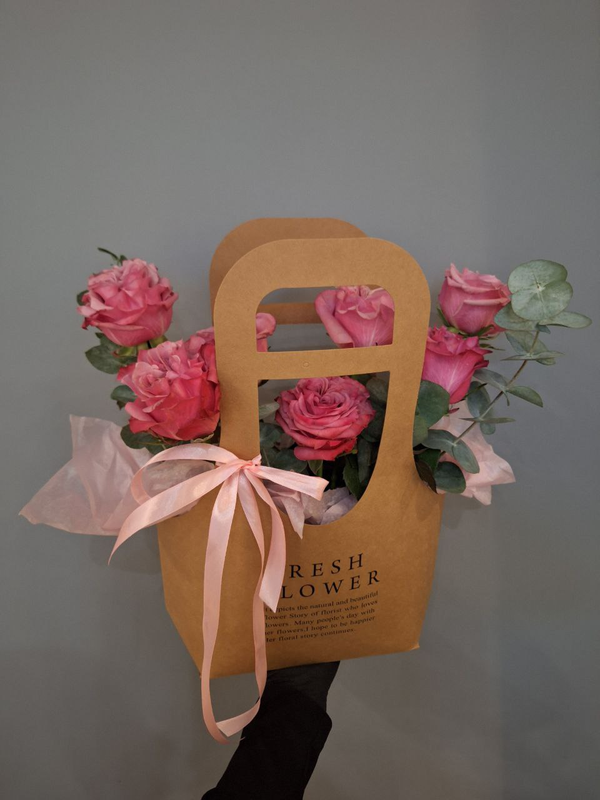 Композиция из роз "Кантри Блюз" с эвкалиптом