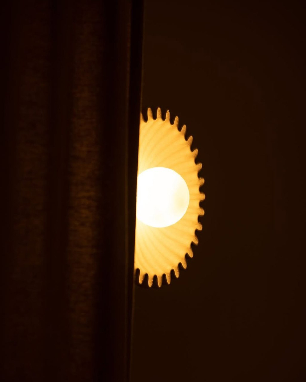 Керамические бра круглой формы в насыщенном тёмно-изумрудном и тёплом жёлтом цветах.