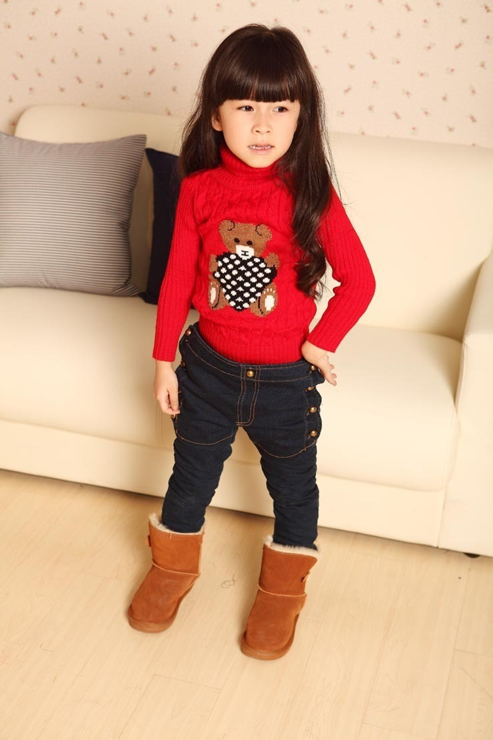 Свитер рельефной вязки с горлом и контрастным рисунком