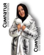 Шубка из эко меха белого цвета с контрастными черными полосами с поясом