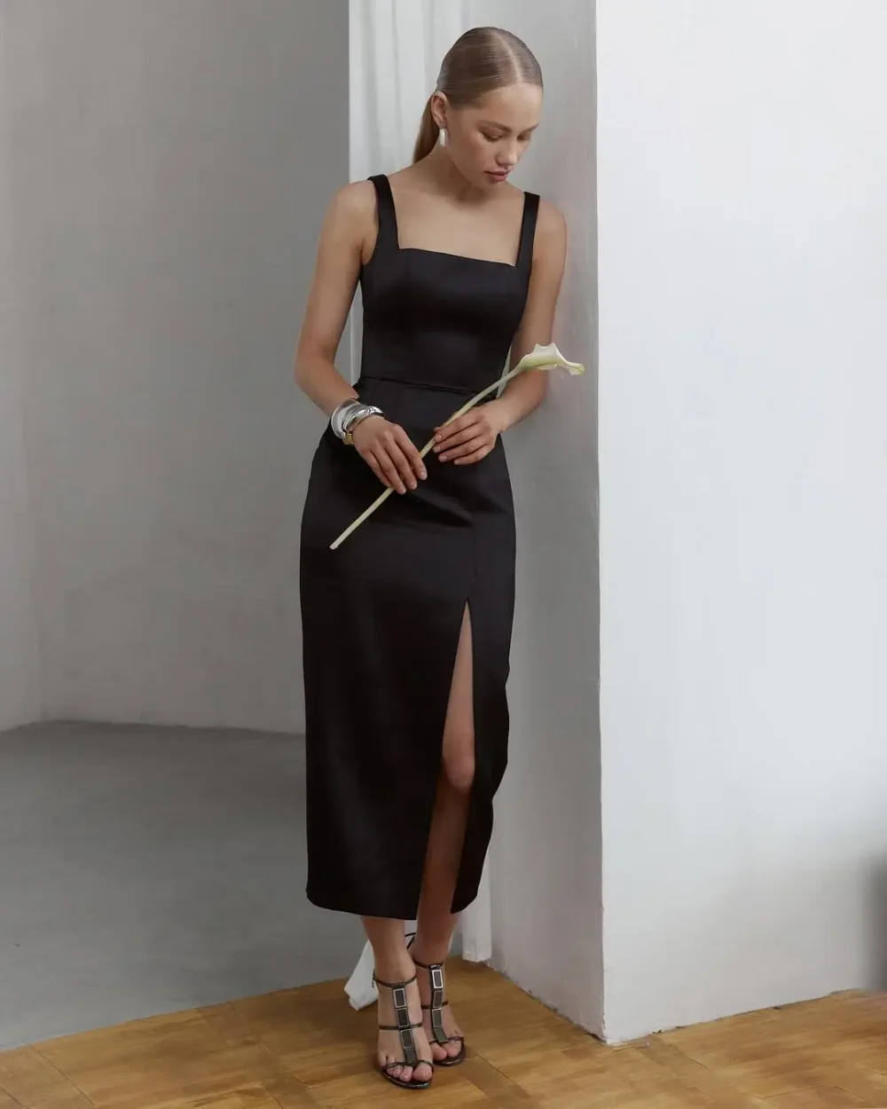 Платье-футляр с высоким разрезом по ноге