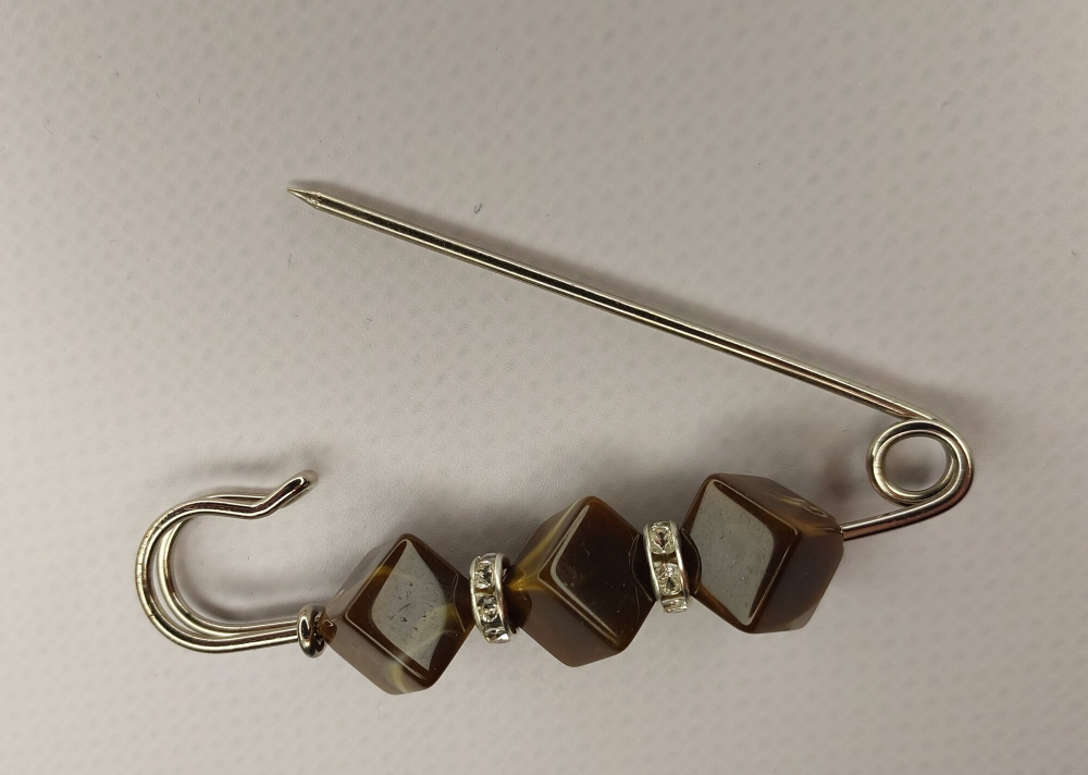 Булавка брошь "Коричневые камешки" для кардигана, пальто, платков, костюмов, шарфа, одежды .Цвет коричневый.