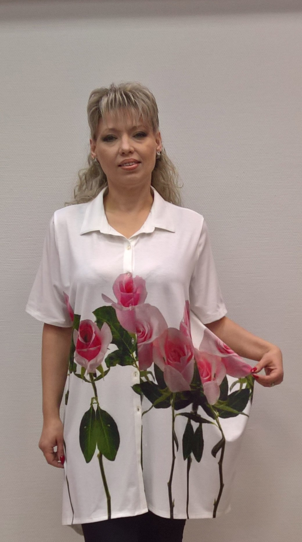 Белый блузон-туника с оригинальным принтом "чайные розы"